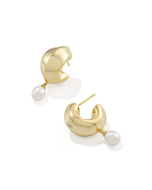 KENDRA SCOTT OAKLAND PEARL HUGGIE EARRINGS