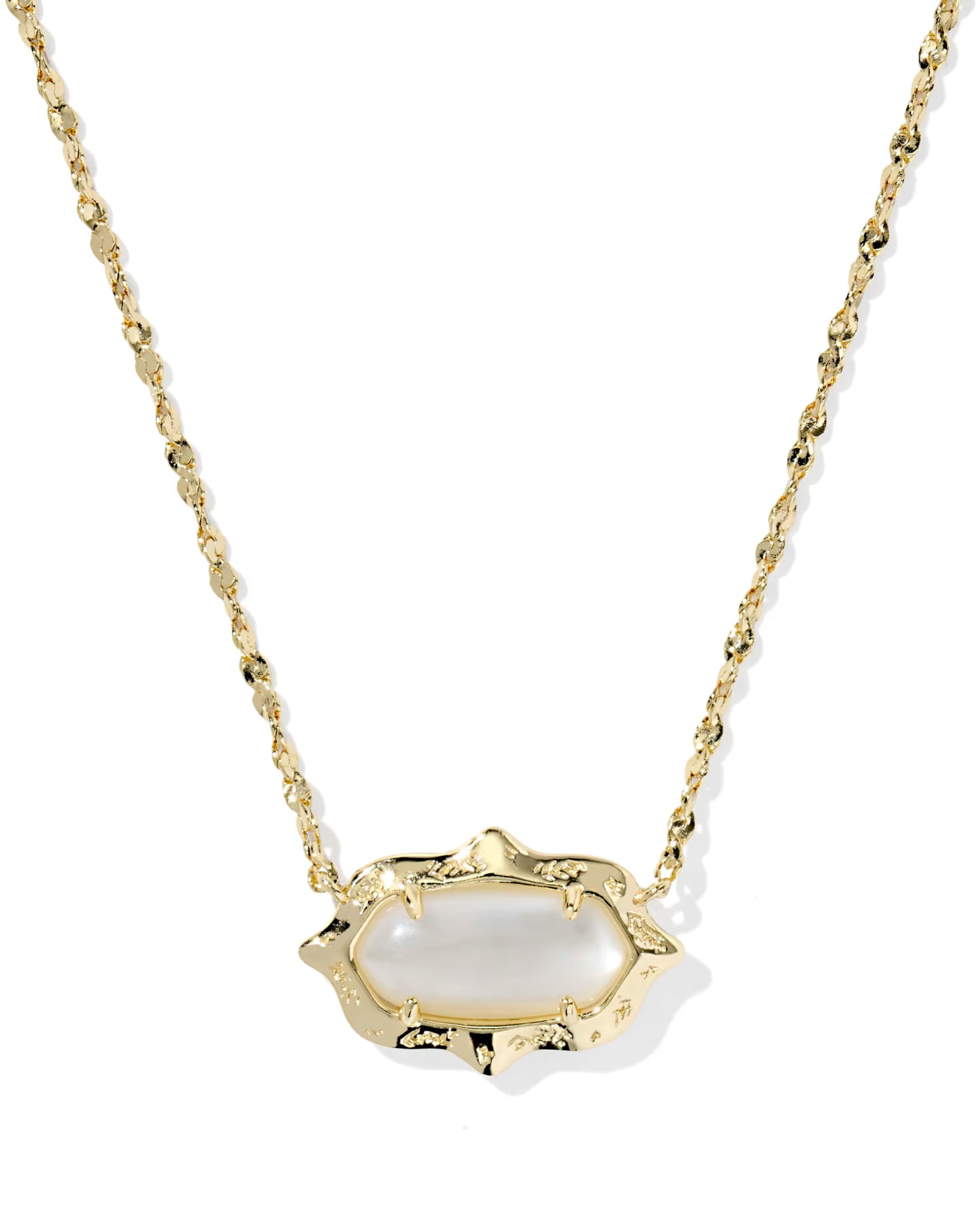 KENDRA SCOTT ELISA SCALLOP FRAME SHORT PENDANT NECKLACE